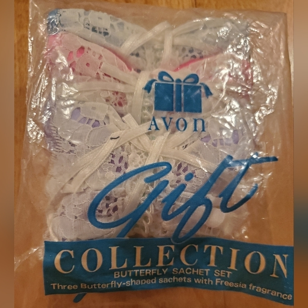 Vtg Avon Gift Collection Butterfly Sachet Set W/freesia Fragrance New 90s